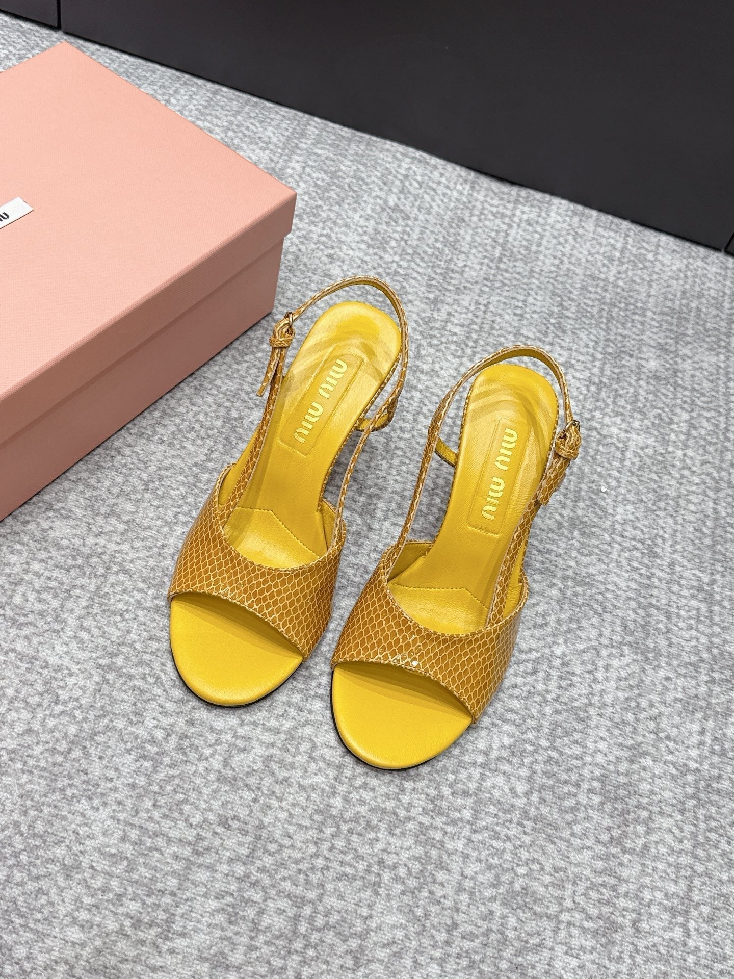 Miu 26s Heeled Sandals 8.5cm Yellow Snakeskin Texture 680495