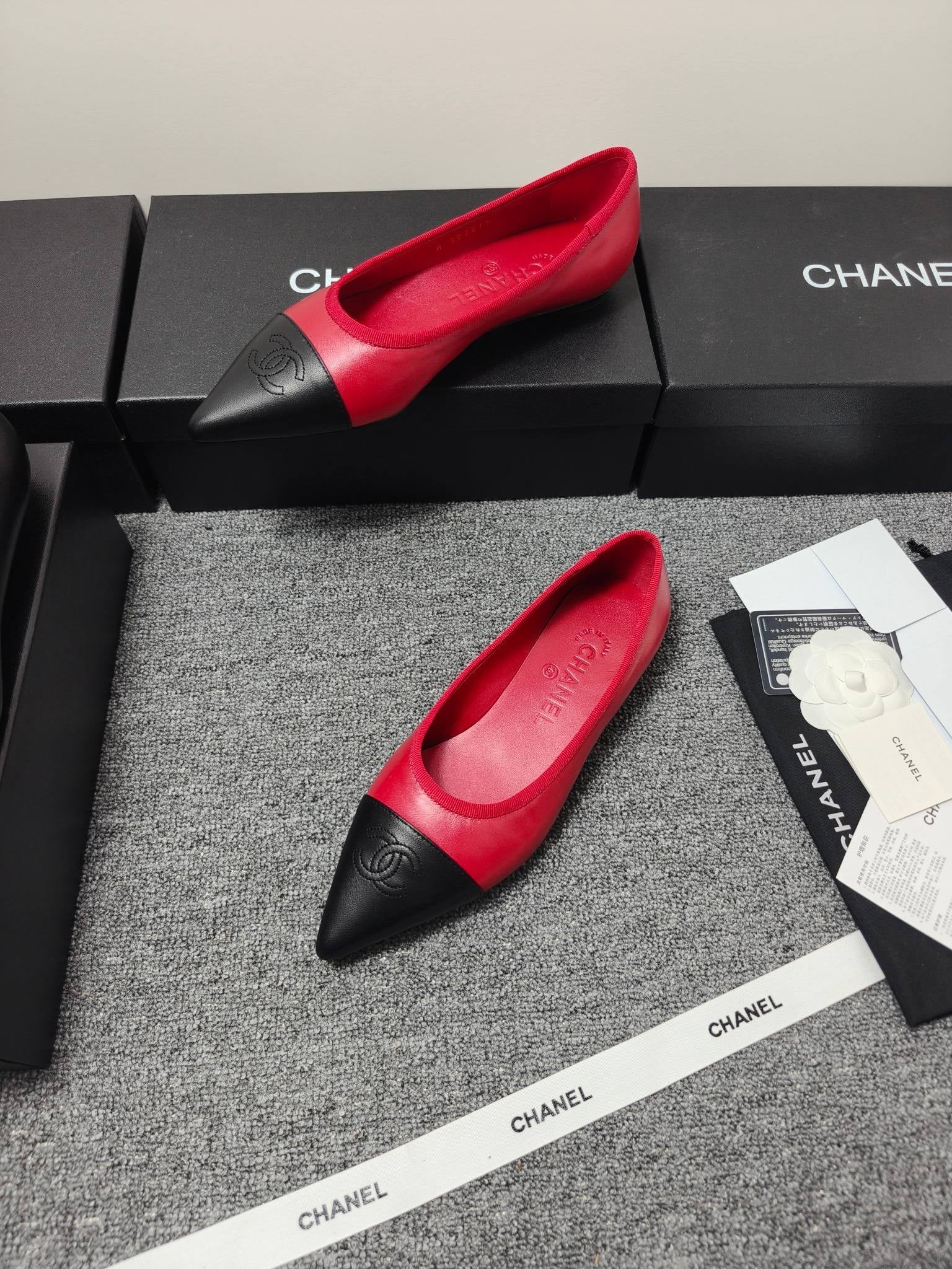 CC 26s Ballet Flat Black Red Leather 681964