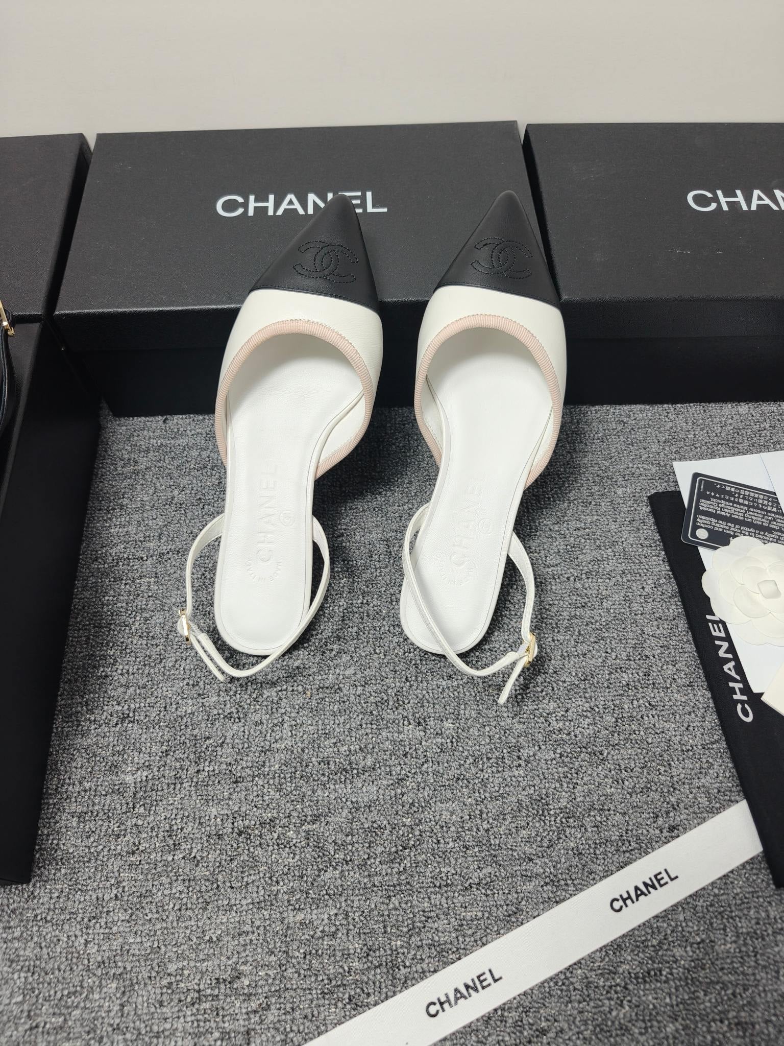 CC 26s Slingback Pointed Black White Leather 681975