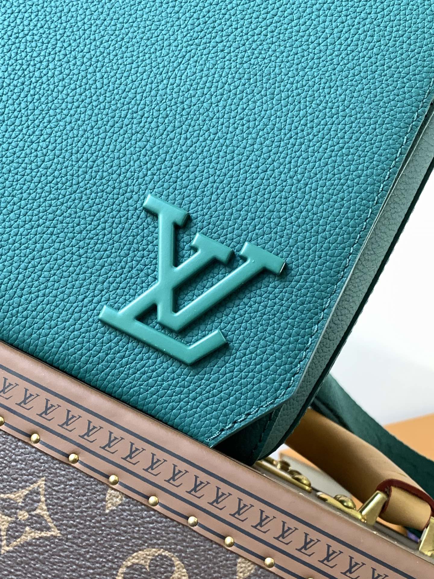 LV Takeoff Messenger 28cm EverGreen Cowhide