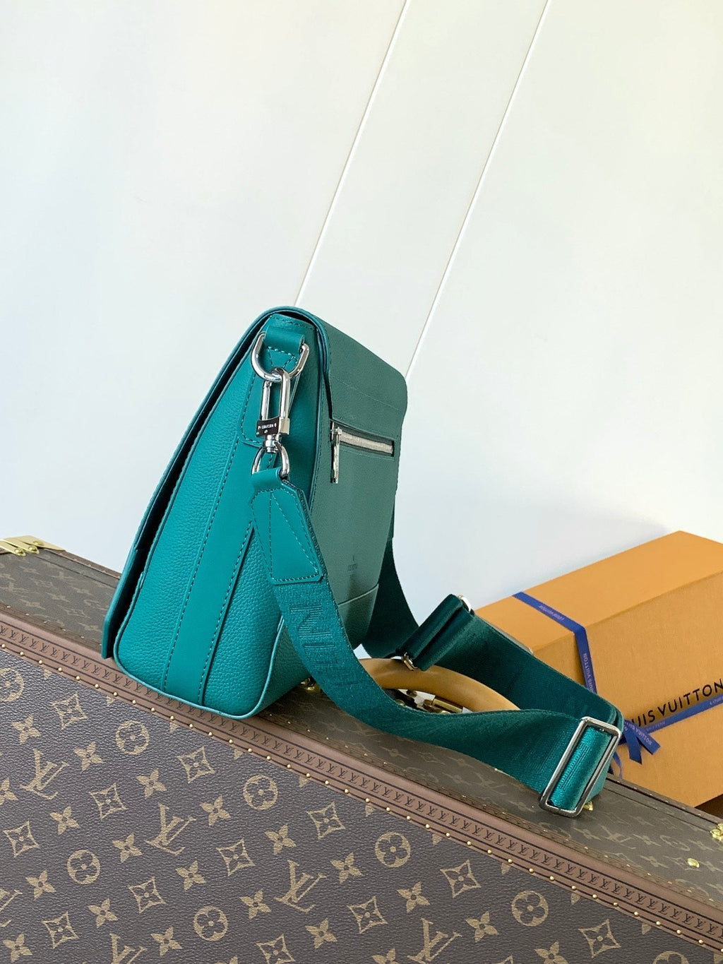 LV Takeoff Messenger 28cm EverGreen Cowhide