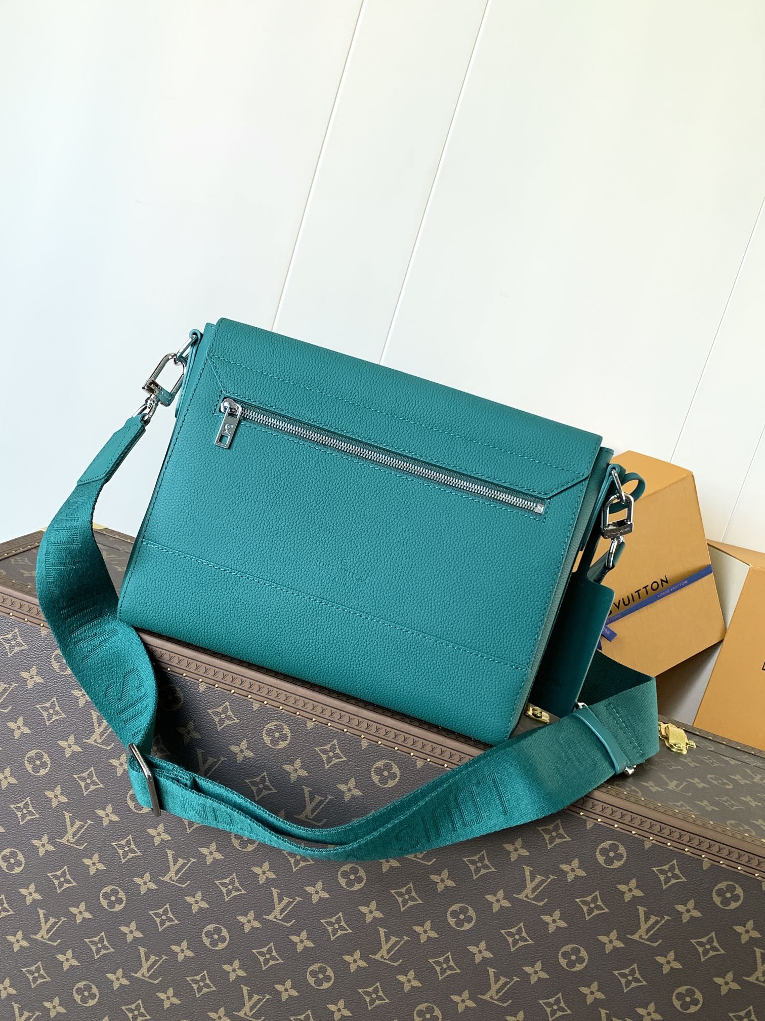 LV Takeoff Messenger 28cm EverGreen Cowhide
