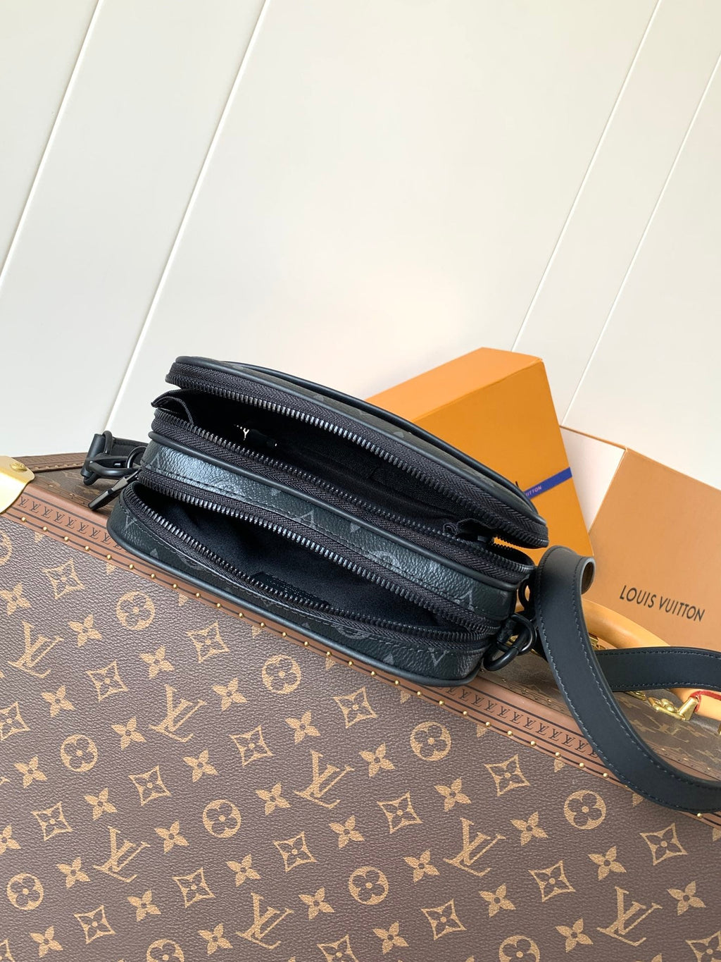 LV Nano Alpha 18.5 cm Black Monogram Eclipse Canvas