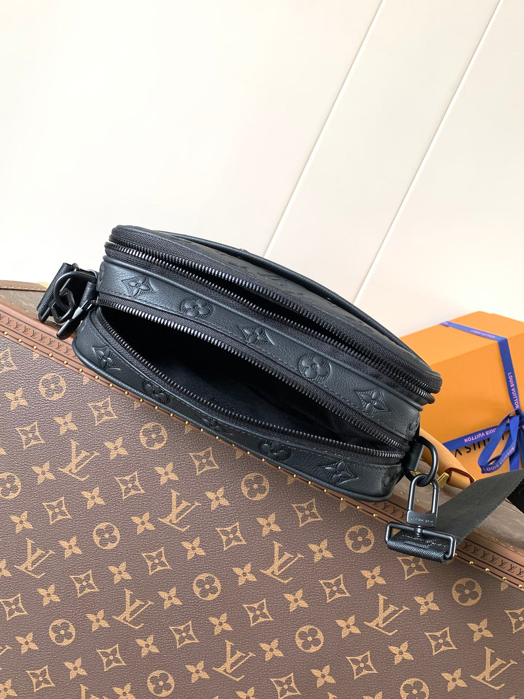 LV M46955 Alpha Messenger 24cm Monogram Embossed Shadow Cowhide
