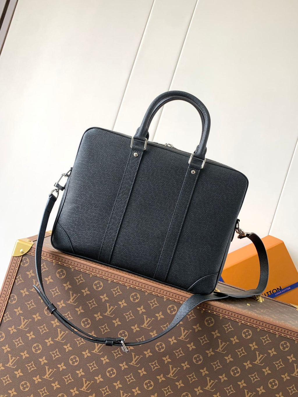 LV M30925 Porte-Documents Voyage NM Black Grain Leather