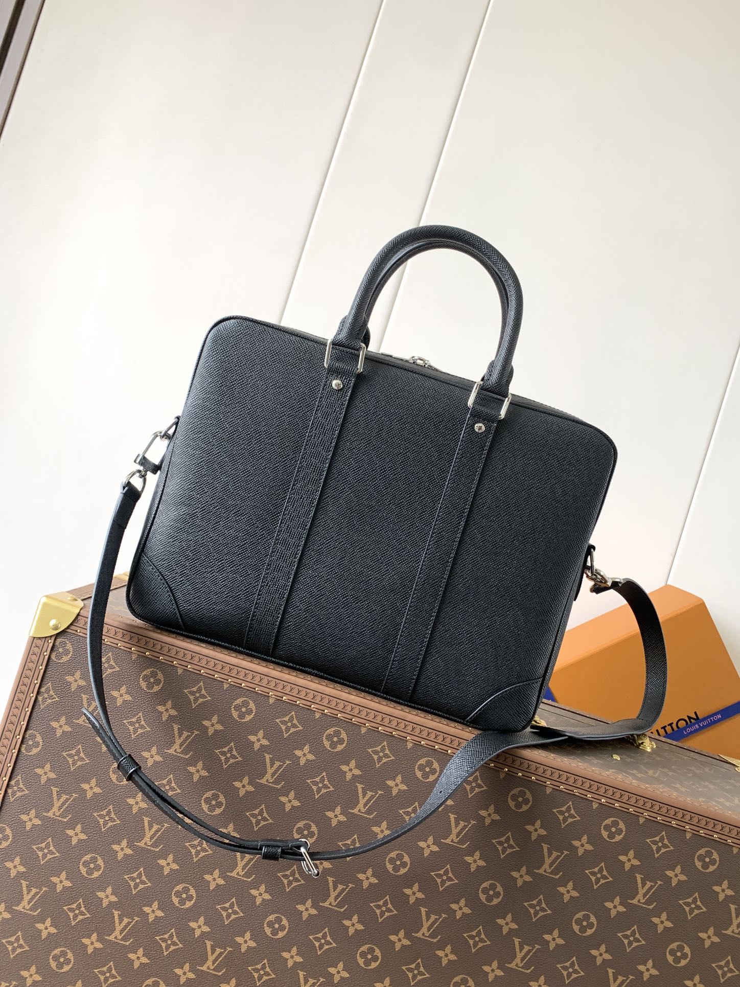 LV M30925 Porte-Documents Voyage NM Black Grain Leather