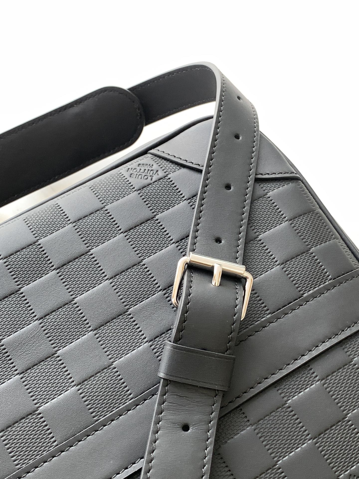 LV N40444 Porte-Documents Voyage NM Black Damier Infini Leather