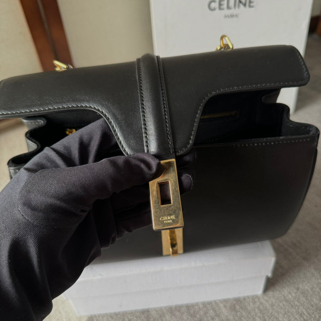 FLAP SHOULDER BAG 23 IN BLACK LAMBSKIN GOLD HARDWARE