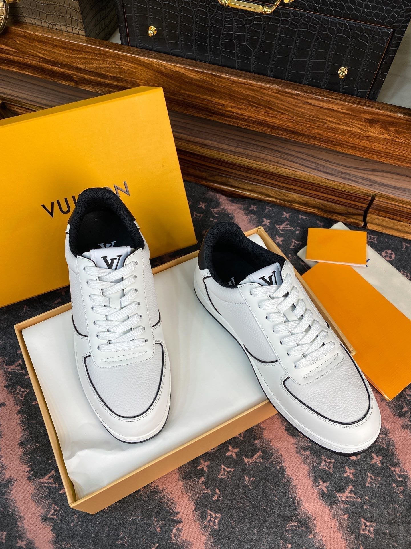 LV RIVOLI FAT SNEAKER WHITE BLACK