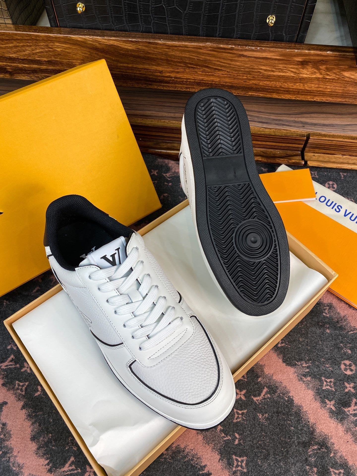 LV RIVOLI FAT SNEAKER WHITE BLACK