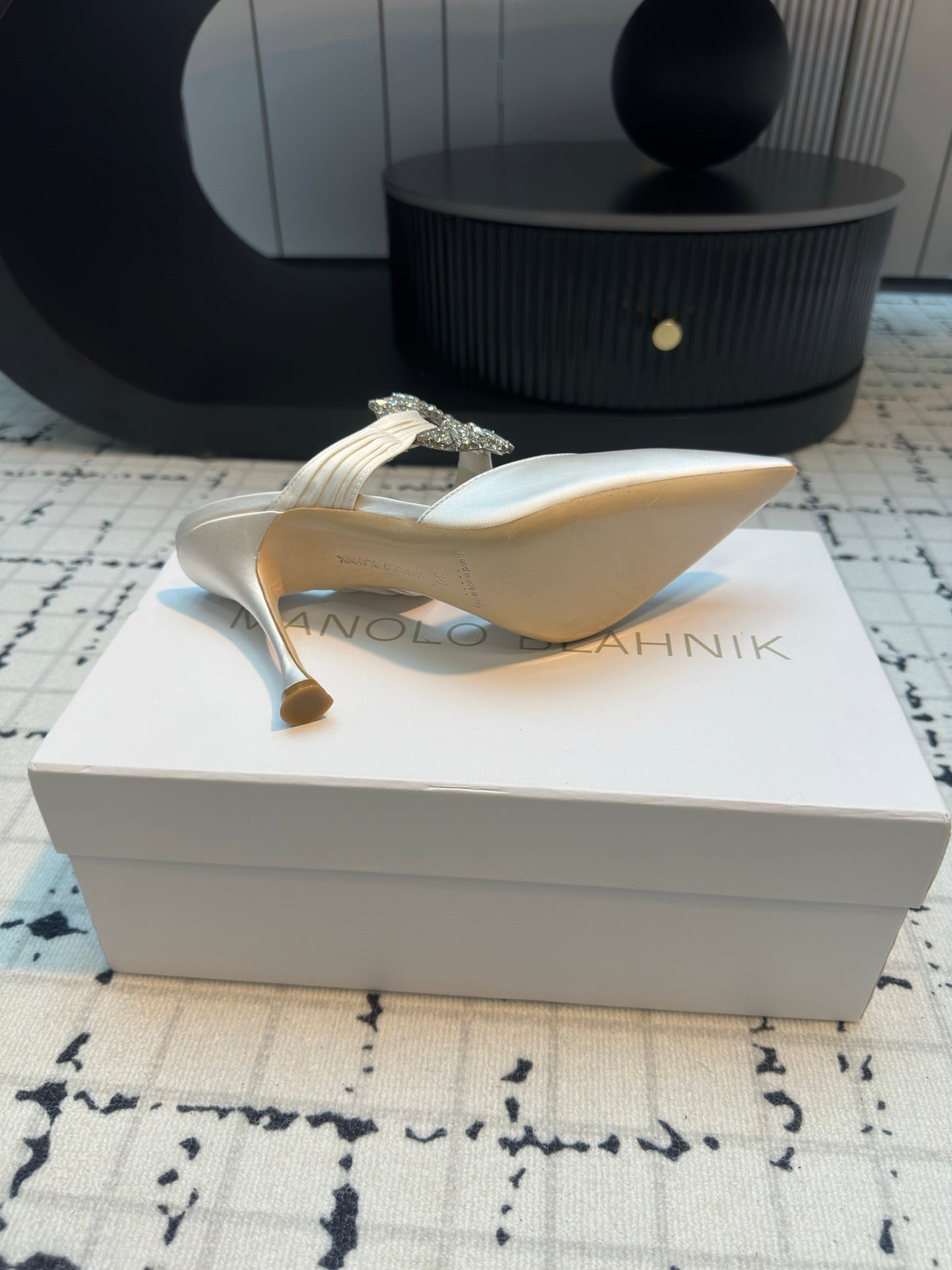 Manolo Satin Maidugura Mules 90mm White Satin