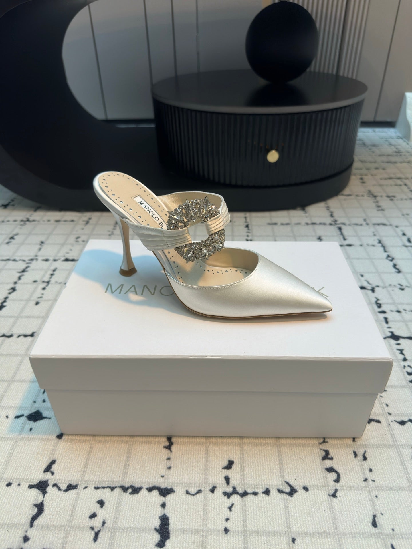 Manolo Satin Maidugura Mules 90mm White Satin