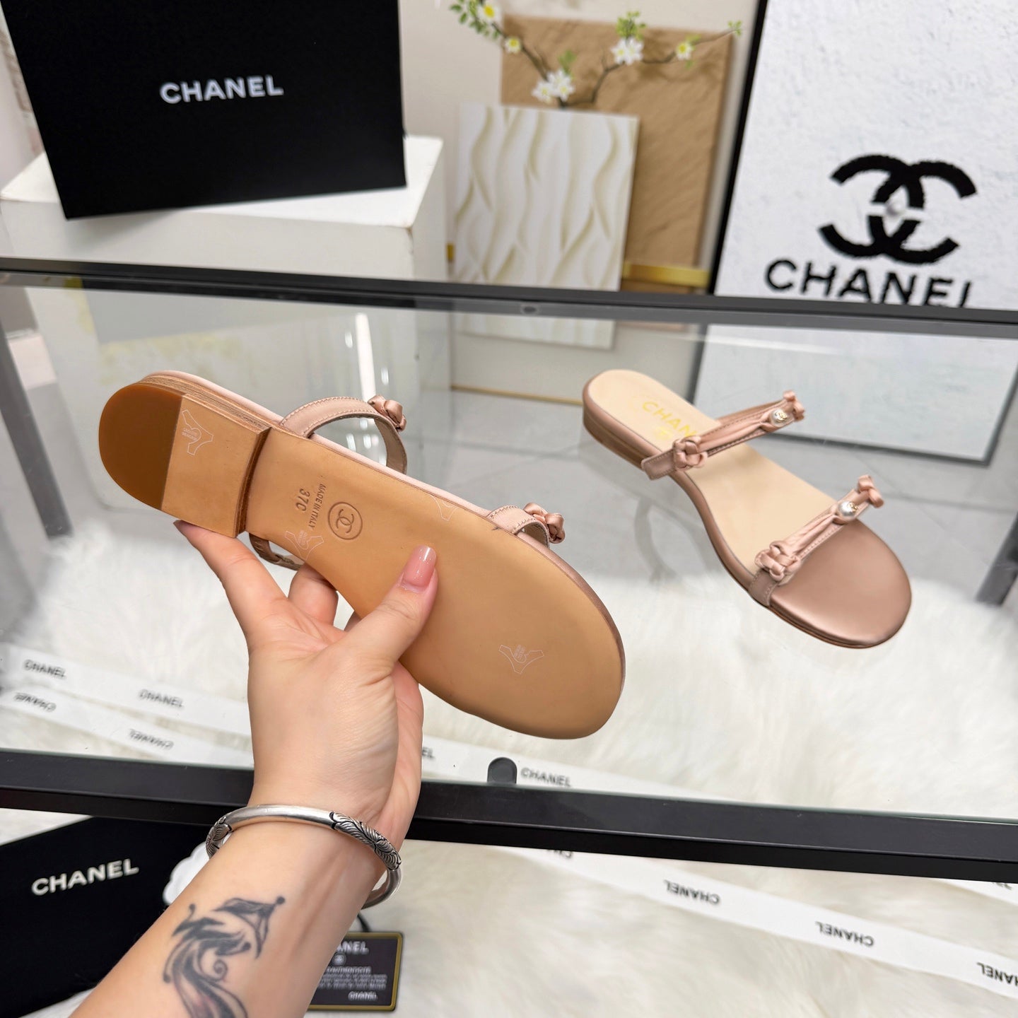 CC 2026 Pearl Slide Beige Satin Leather 692025
