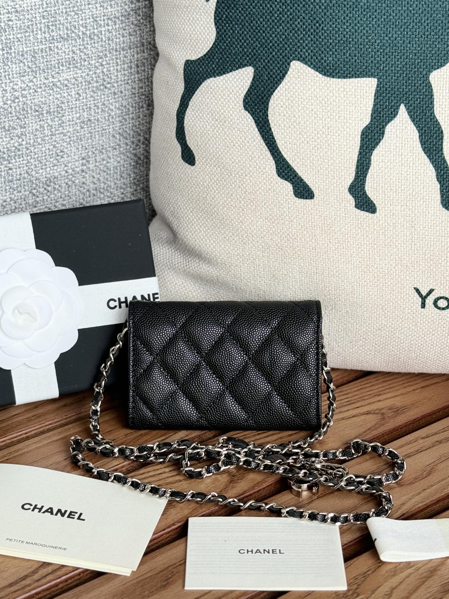CC 24 Classic Wallet On Chain 11cm Black Sliver Metal Caviar 240668
