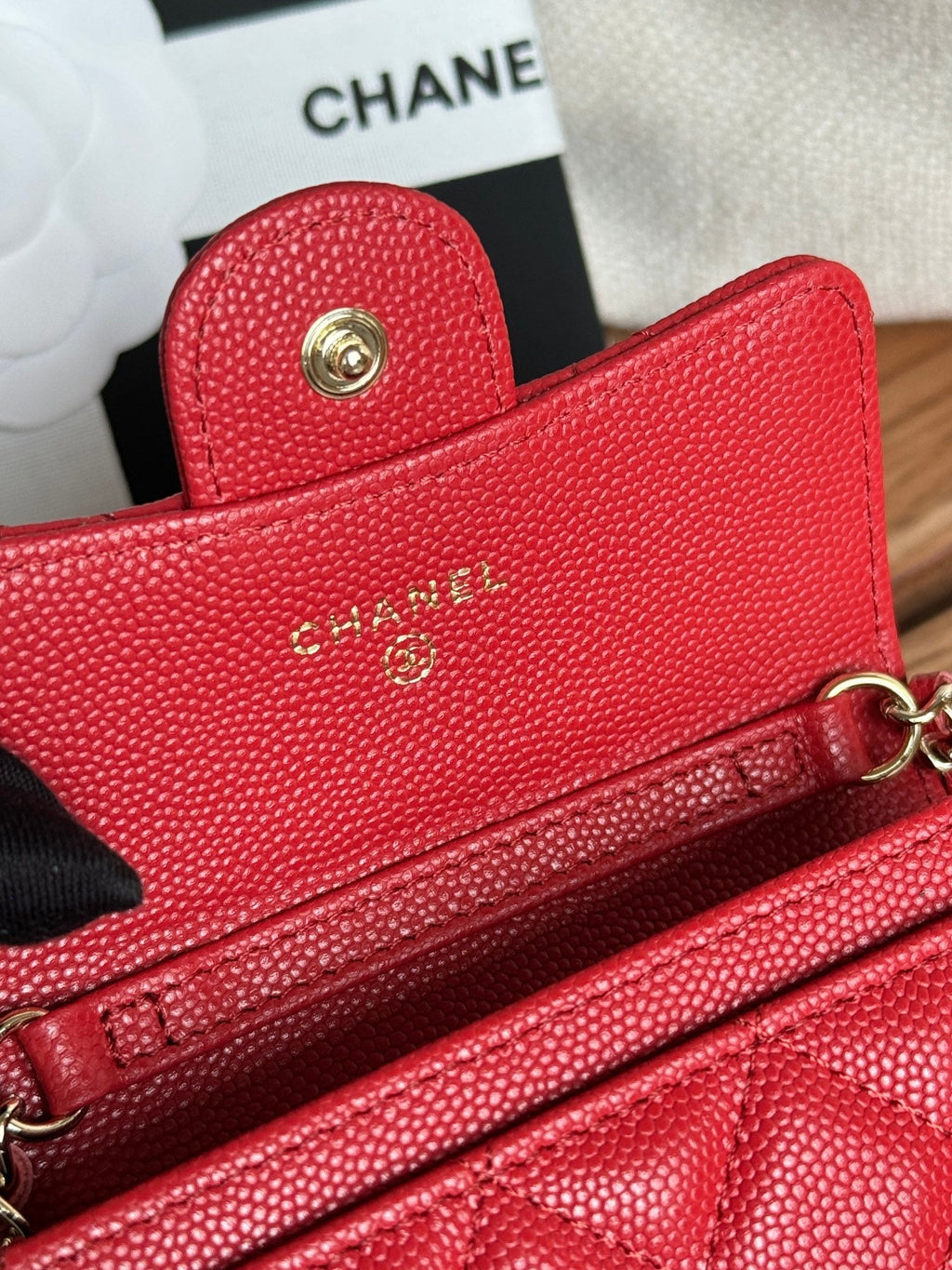 CC 24 Classic Wallet On Chain 11cm Red Caviar Leather 240676