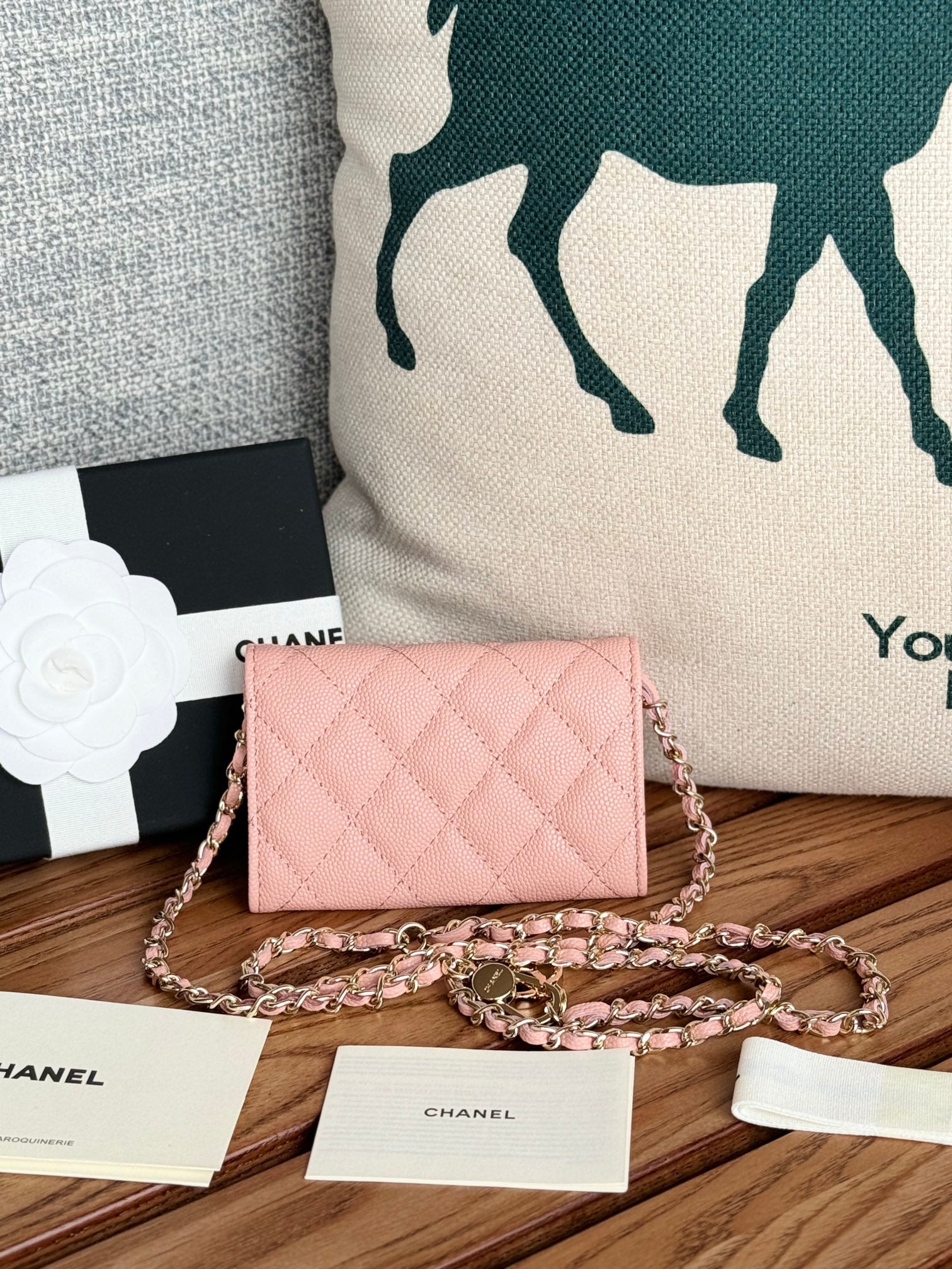 CC 24 Classic Wallet On Chain 11cm Pink Caviar Leather 240678