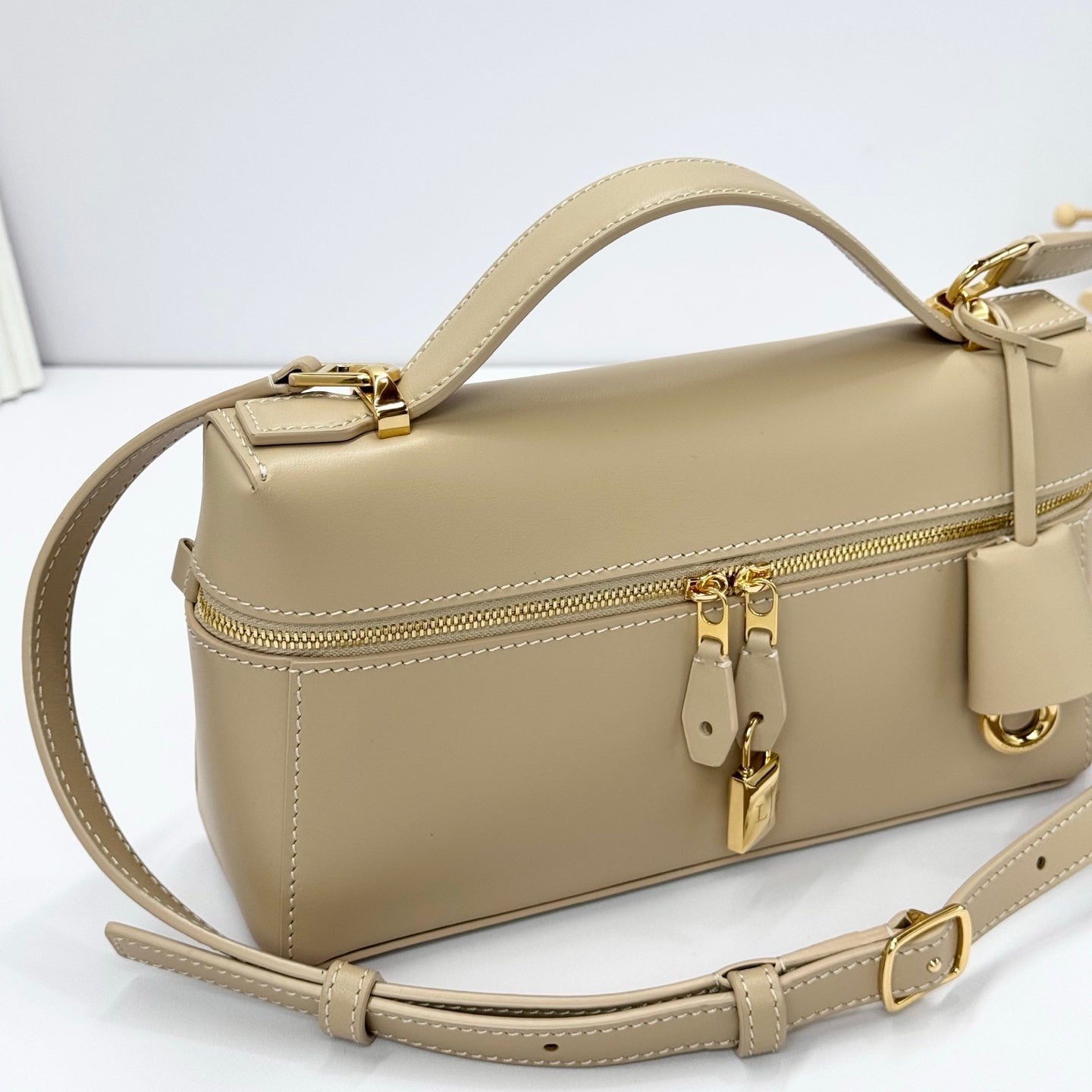 LP Extra Pouch L23 Light Milky Calfskin 282140