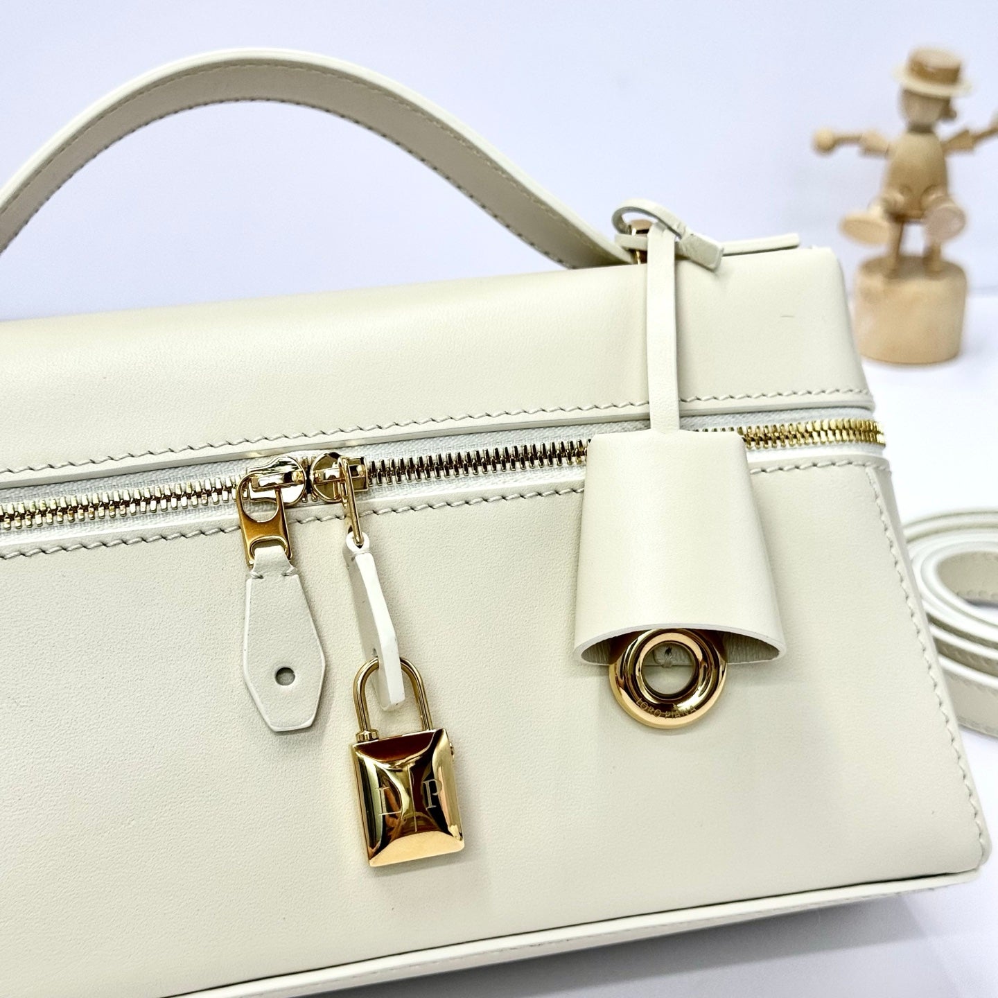 LP Extra Pouch L23 Milkshake White Smooth Calfskin 282123