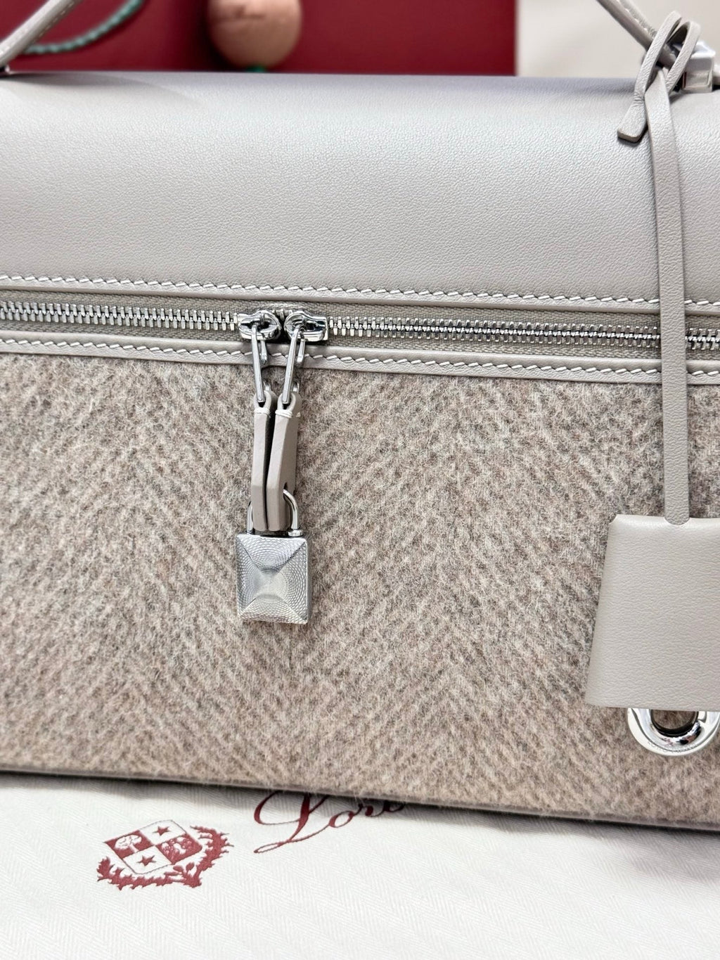 LP Extra Pouch L27 Cream Cashmere Calfskin 282244