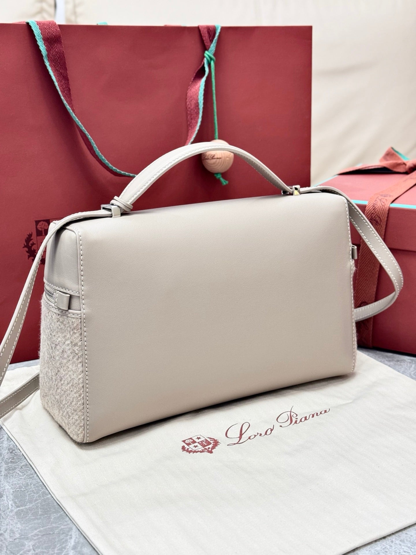 LP Extra Pouch L27 Cream Cashmere Calfskin 282244