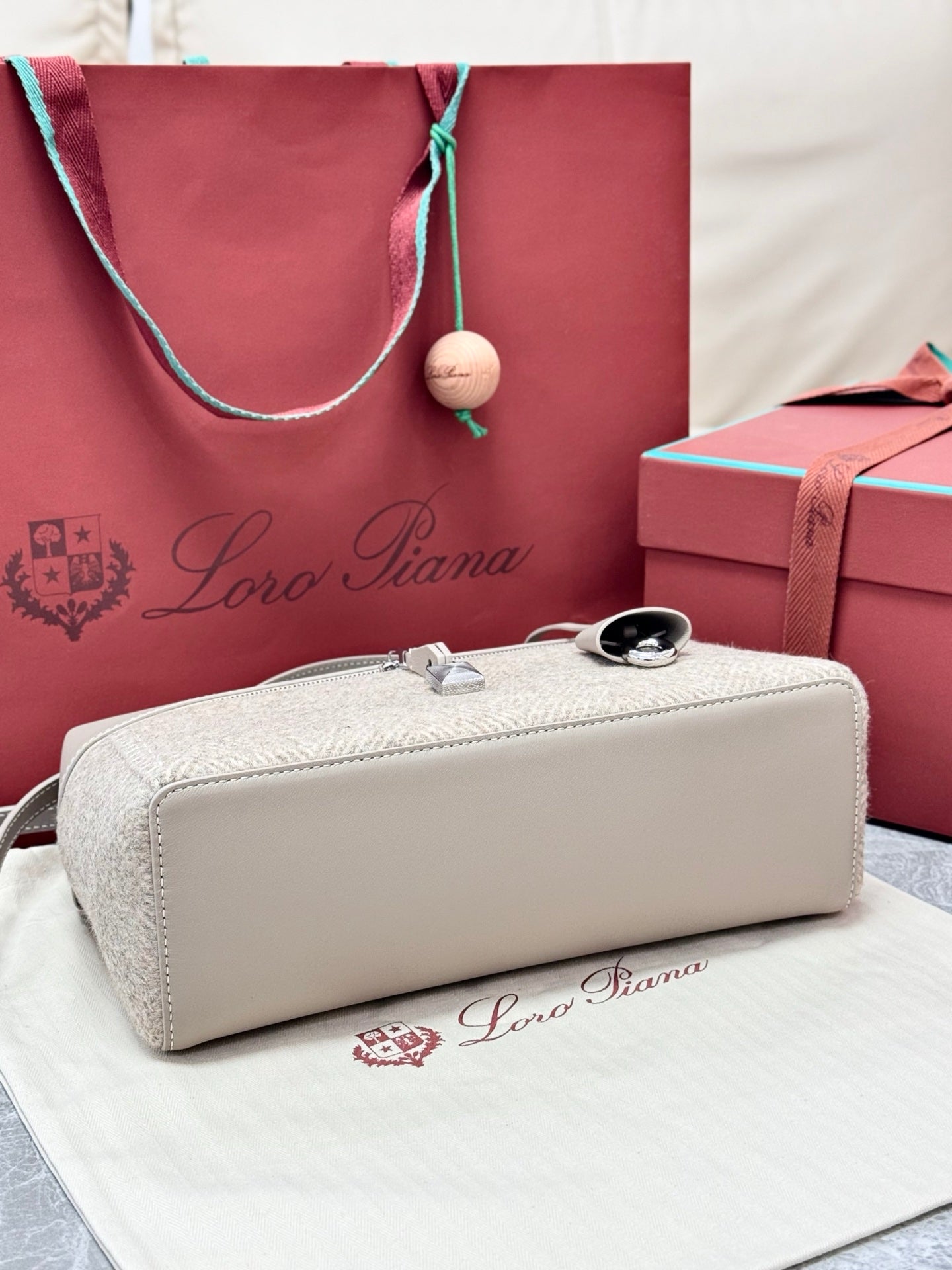 LP Extra Pouch L27 Cream Cashmere Calfskin 282244