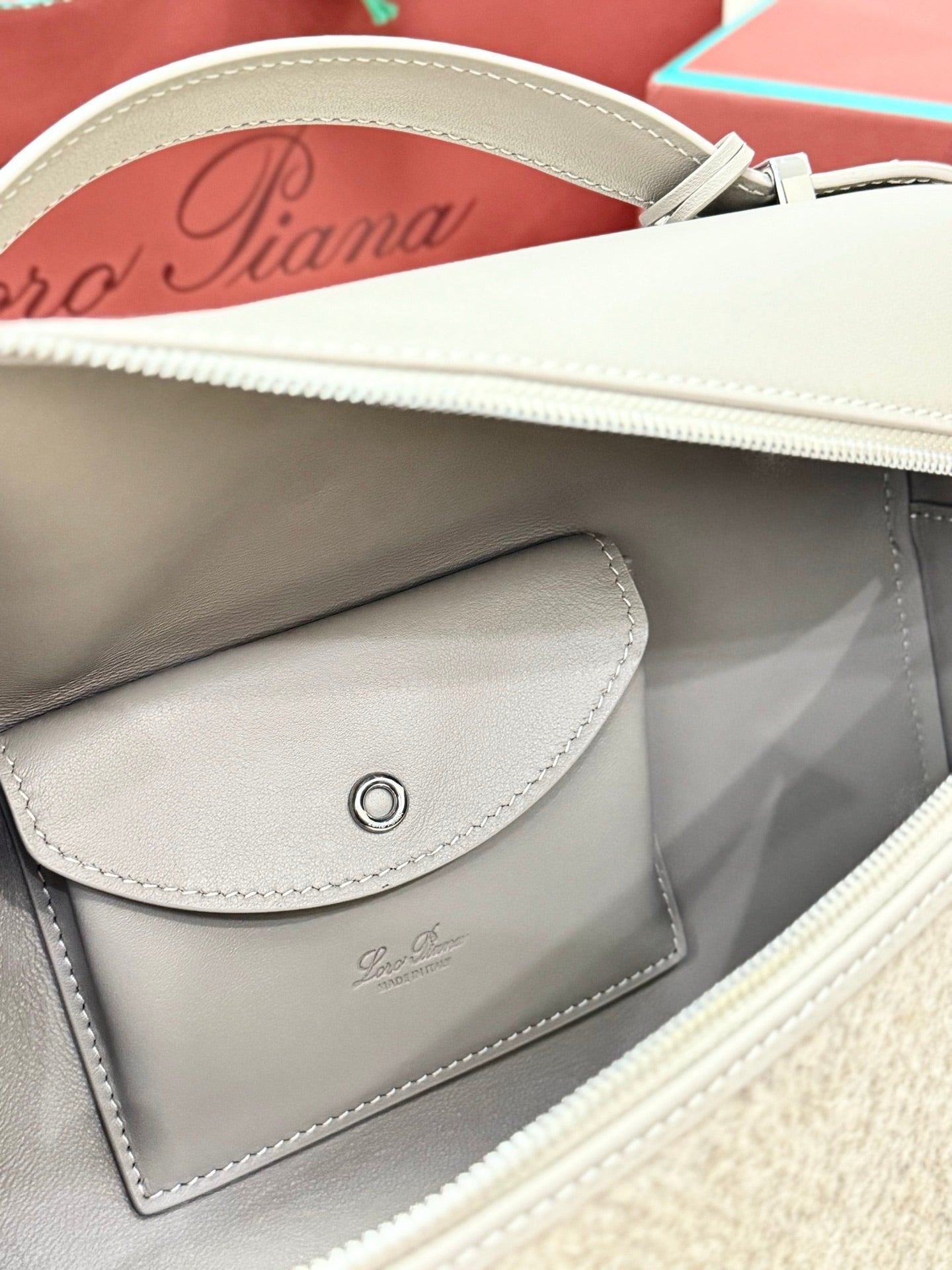 LP Extra Pouch L27 Cream Cashmere Calfskin 282244