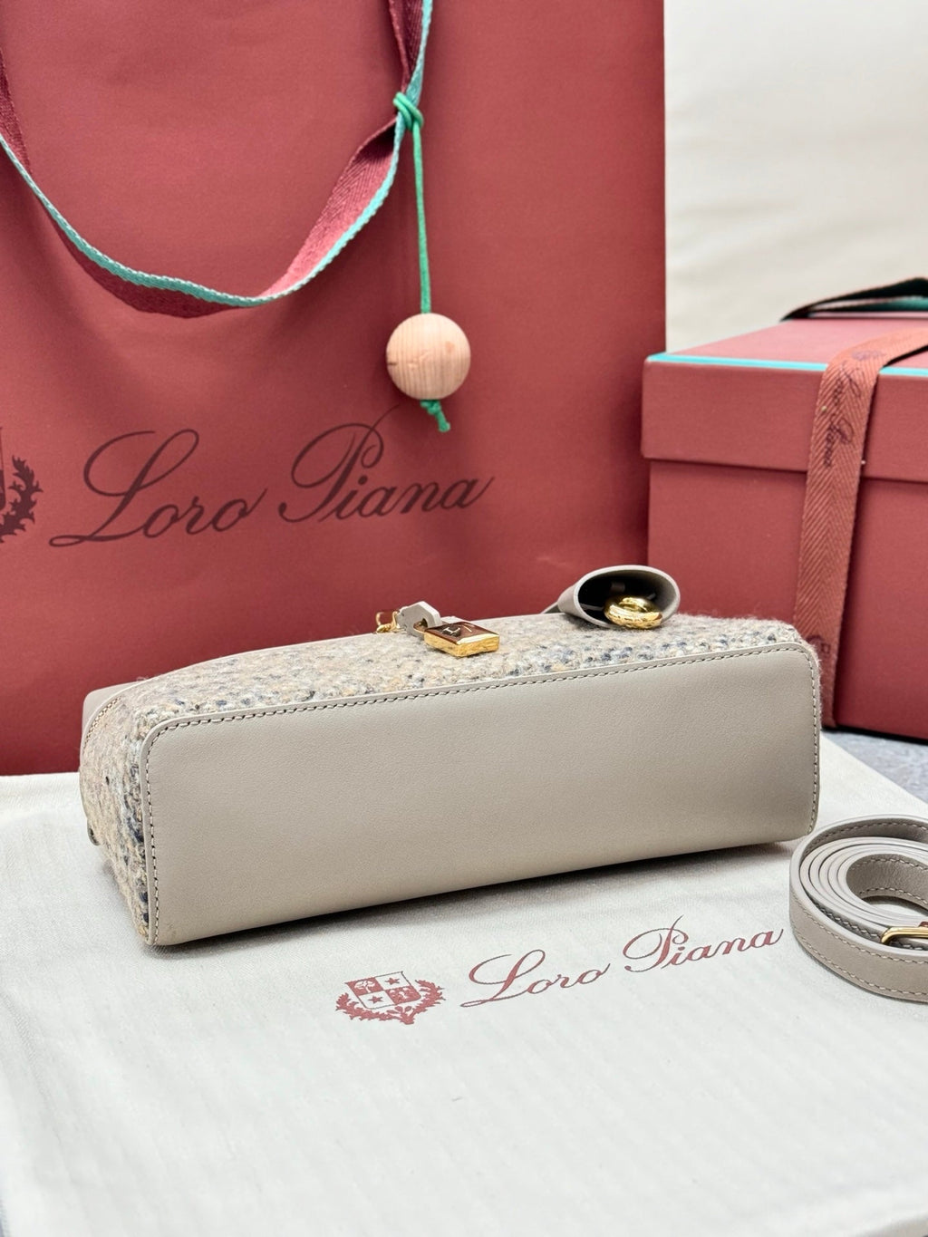 LP Extra Pouch L23 Cream Cashmere Calfskin 282250