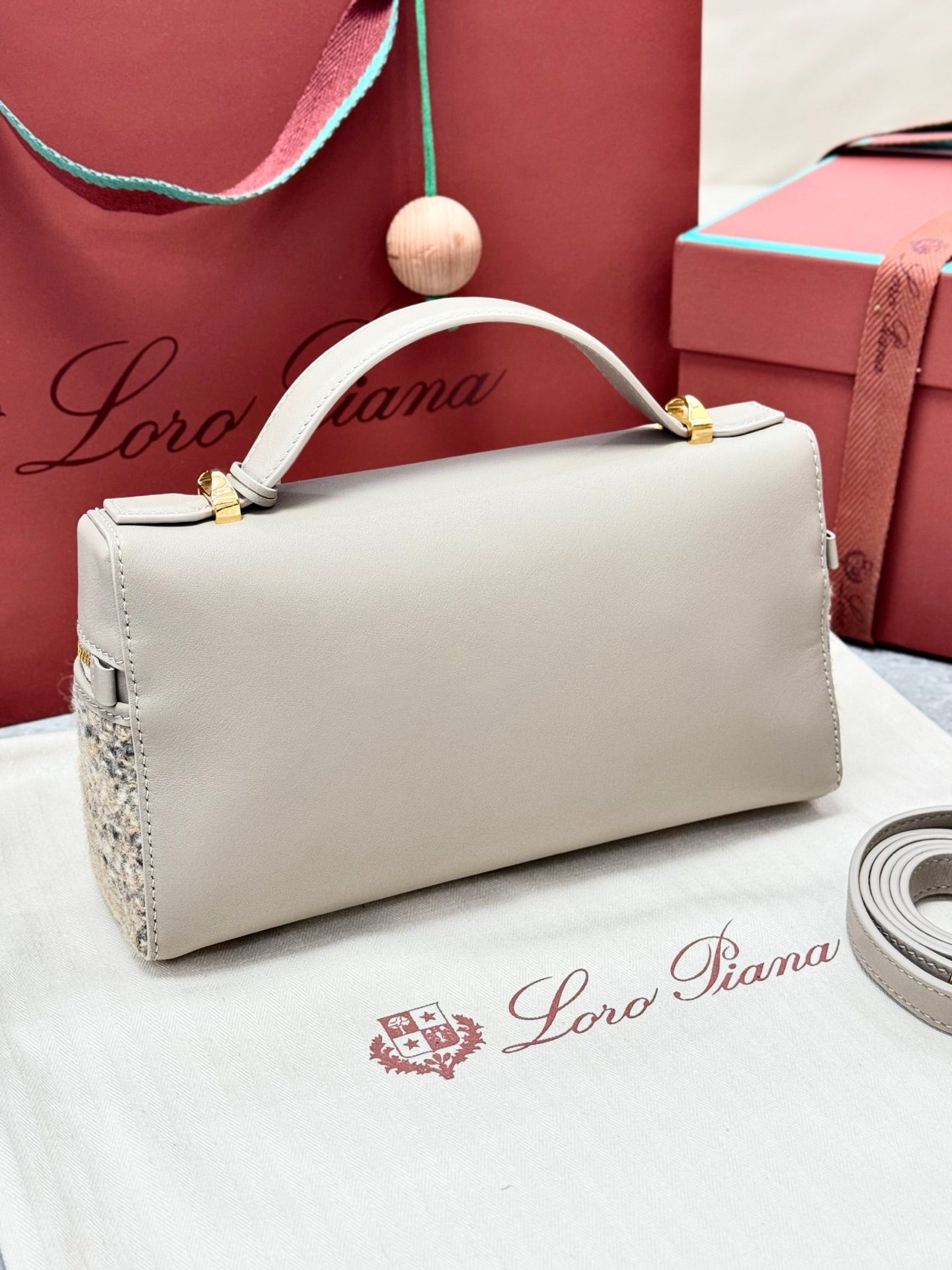 LP Extra Pouch L23 Cream Cashmere Calfskin 282250