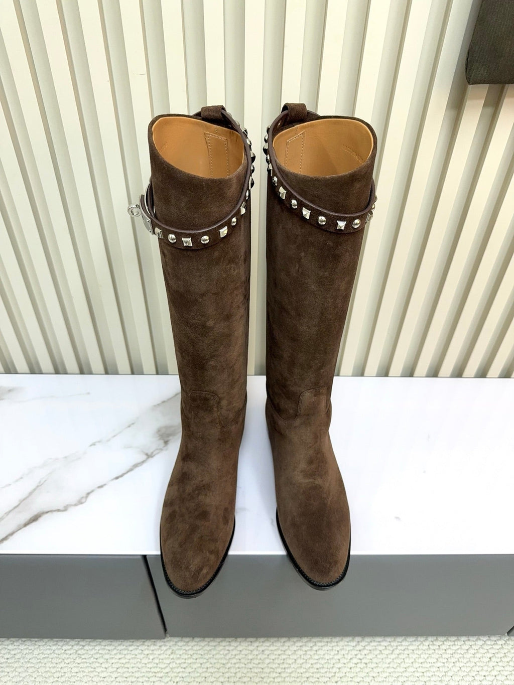 HM 25ss Kelly Buckle Riding Boots Dark Brown Suede 576118