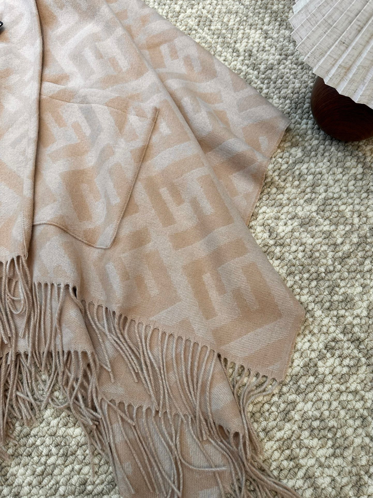FF PONCHO IN TUSCAN BEIGE CASHMERE 413684