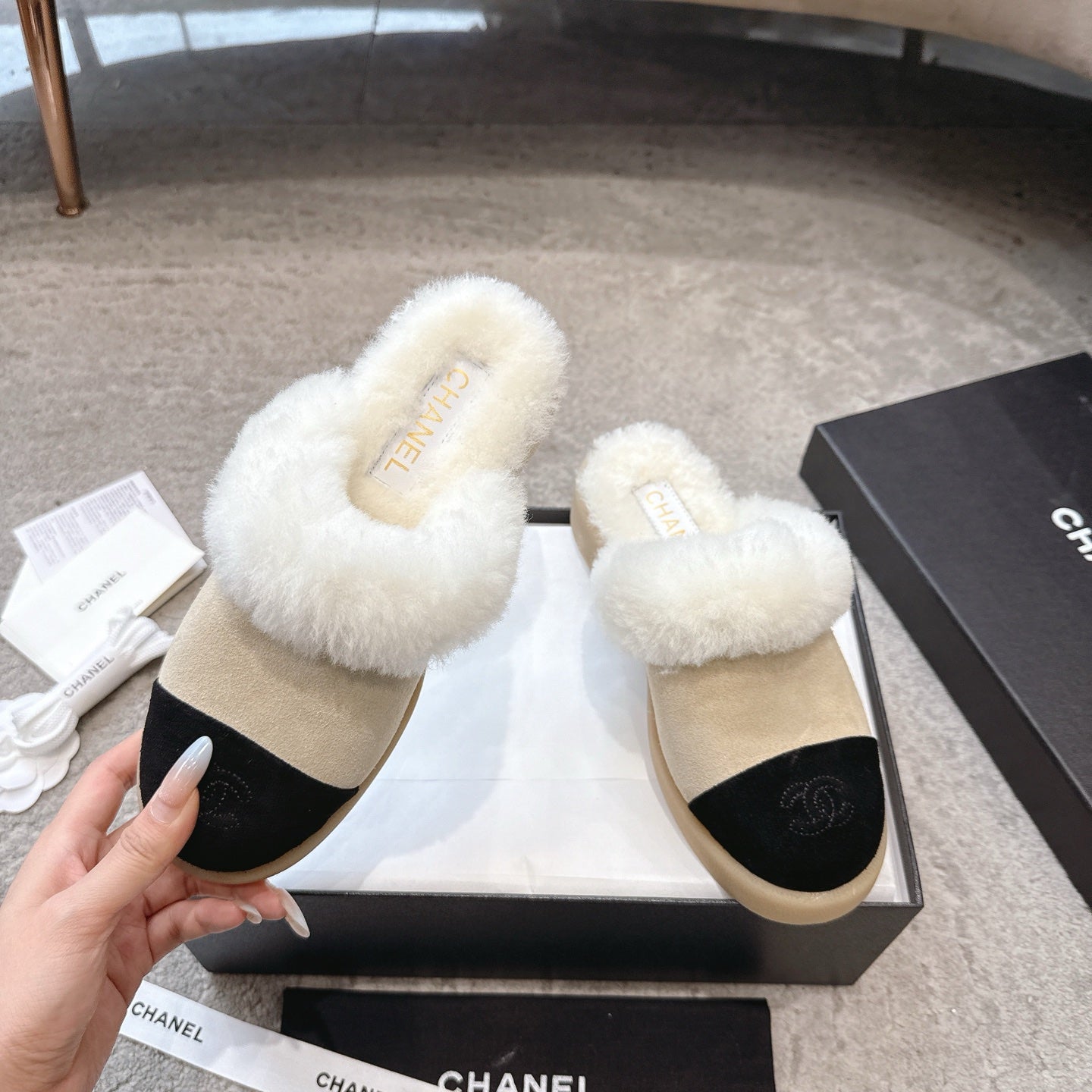 CC 25K Snow Mule 30mm Black Beige Wool Suede 527623