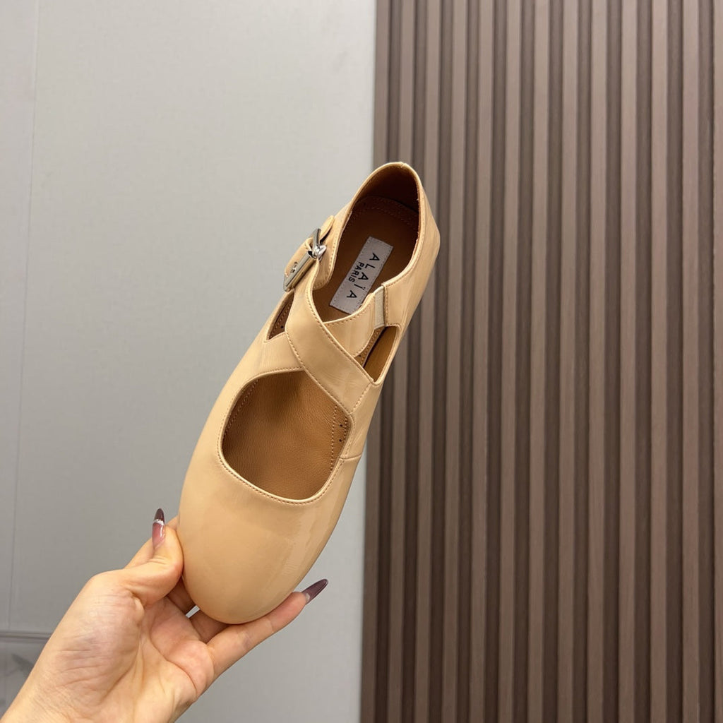 Alaila Criss Cross Ballet Flats In Beige Glossy Calfskin 996031