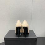 HIGH PUMPS IN CREAM GLOSSY CALFSKIN ATTACHED GOLD CHAIN