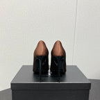 HIGH PUMPS IN TOFFEE BROWN SILK ATTACHED GOLD CHAIN