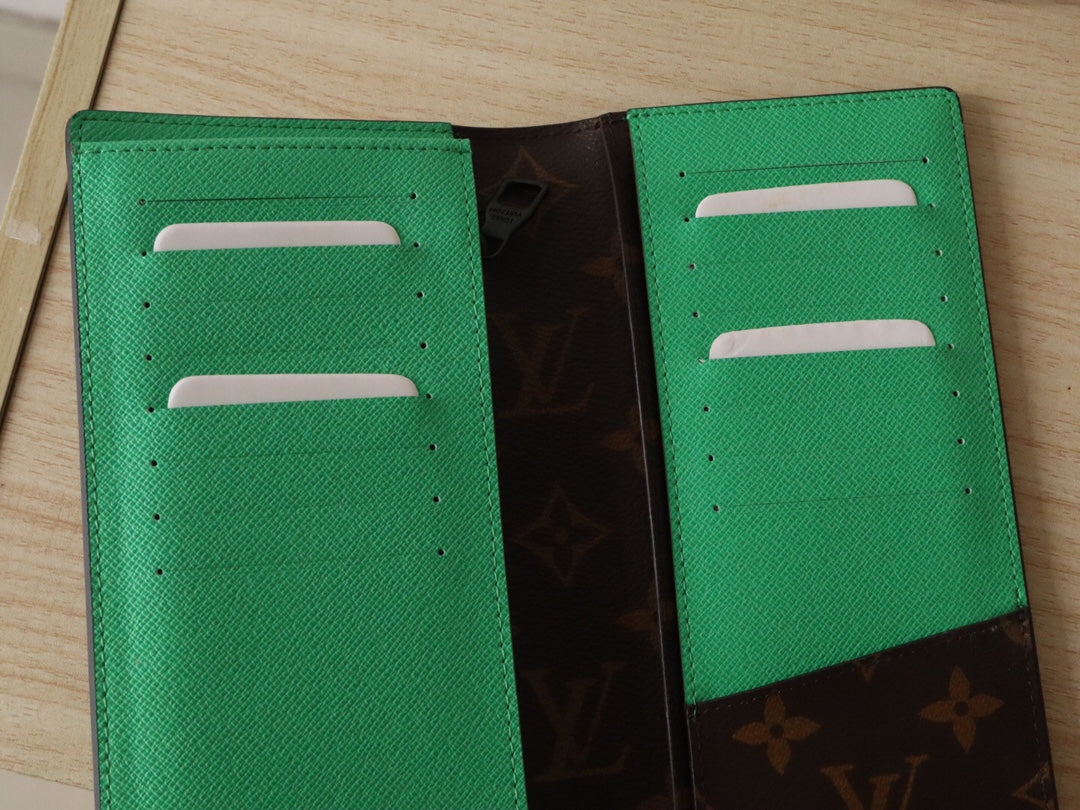 LV M81538 Brazza Wallet Green Monogram Canvas & Calfskin 224093