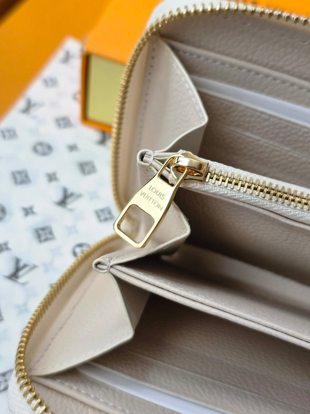 LV M25594 Zippy Wallet Dream Beige Embossed Grained Cowhide - Light GHW