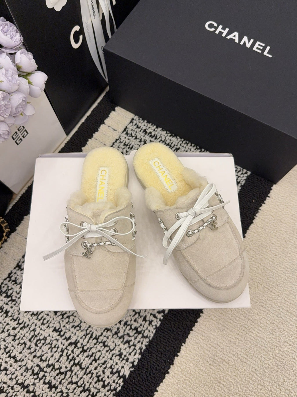 CC 26 Shearling Slip-on Loafer Beige White Suede Wool 588715
