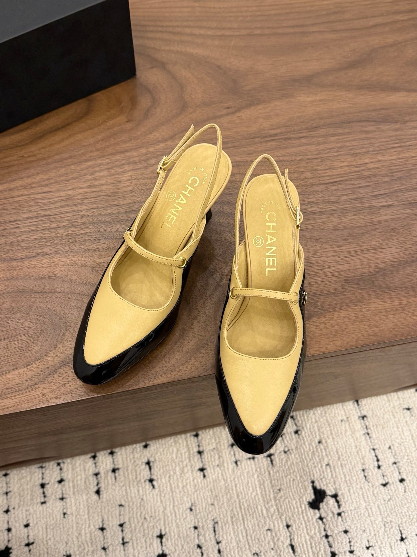 CC 26FW Slingback 7.5cm Black Beige Lambskin Patent Leather 676114