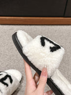 CC SLIPPERS IN WHITE MIX BLACK FLEECE