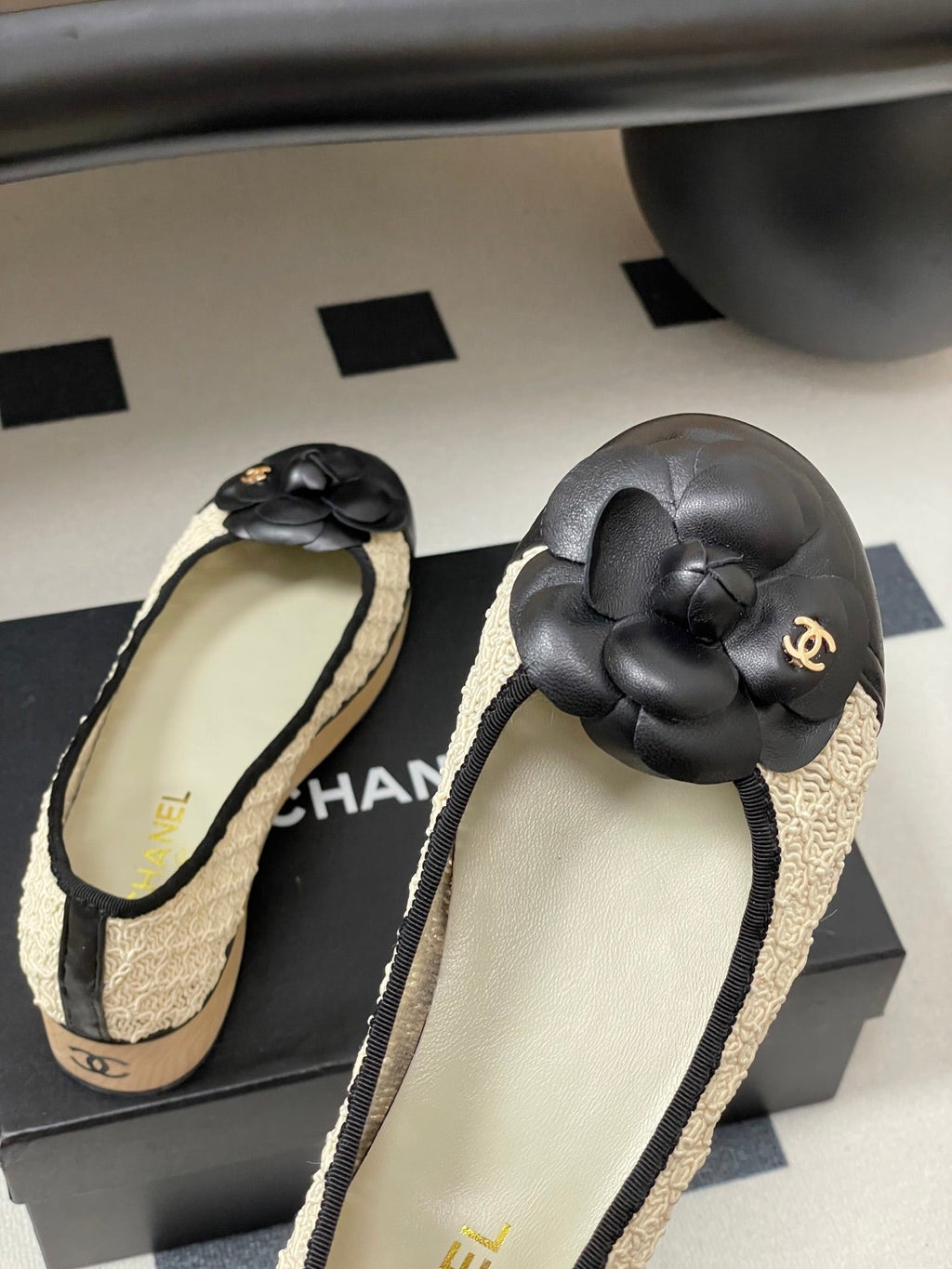 CC 25A Camelia Thick-Soled Shoe 40mm Ivory Lace Mix Black Sheepskin 393957
