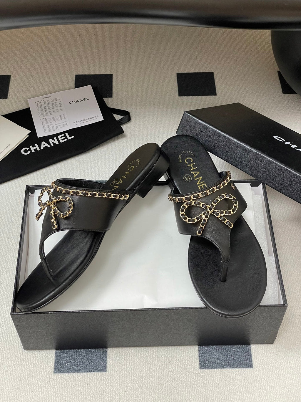 CC 25B Chain Bow Flip-flops Black Sheepskin 393987