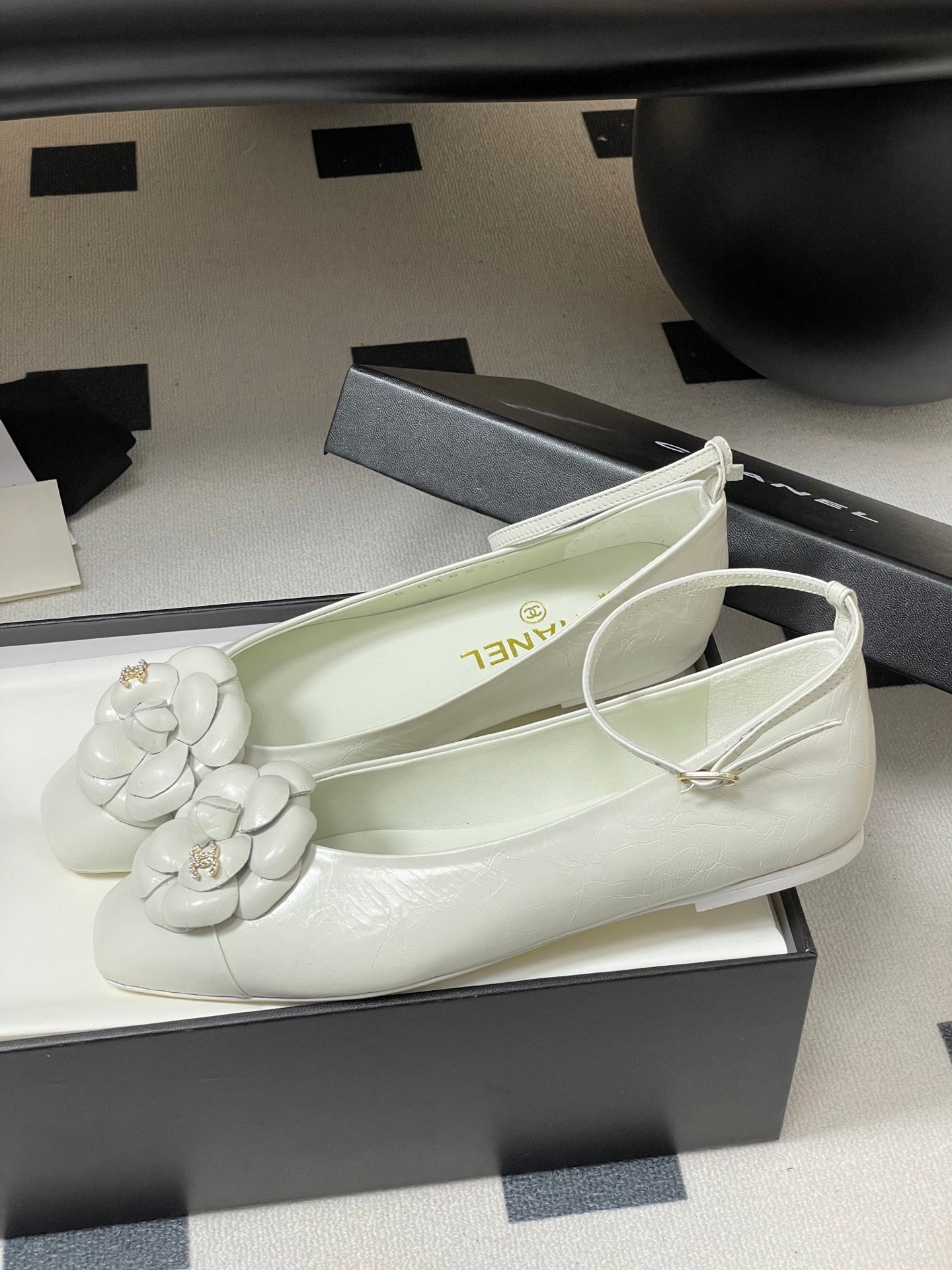 CC 25s Métiers d’art Ballet flats 10mm White Cowhide 413308