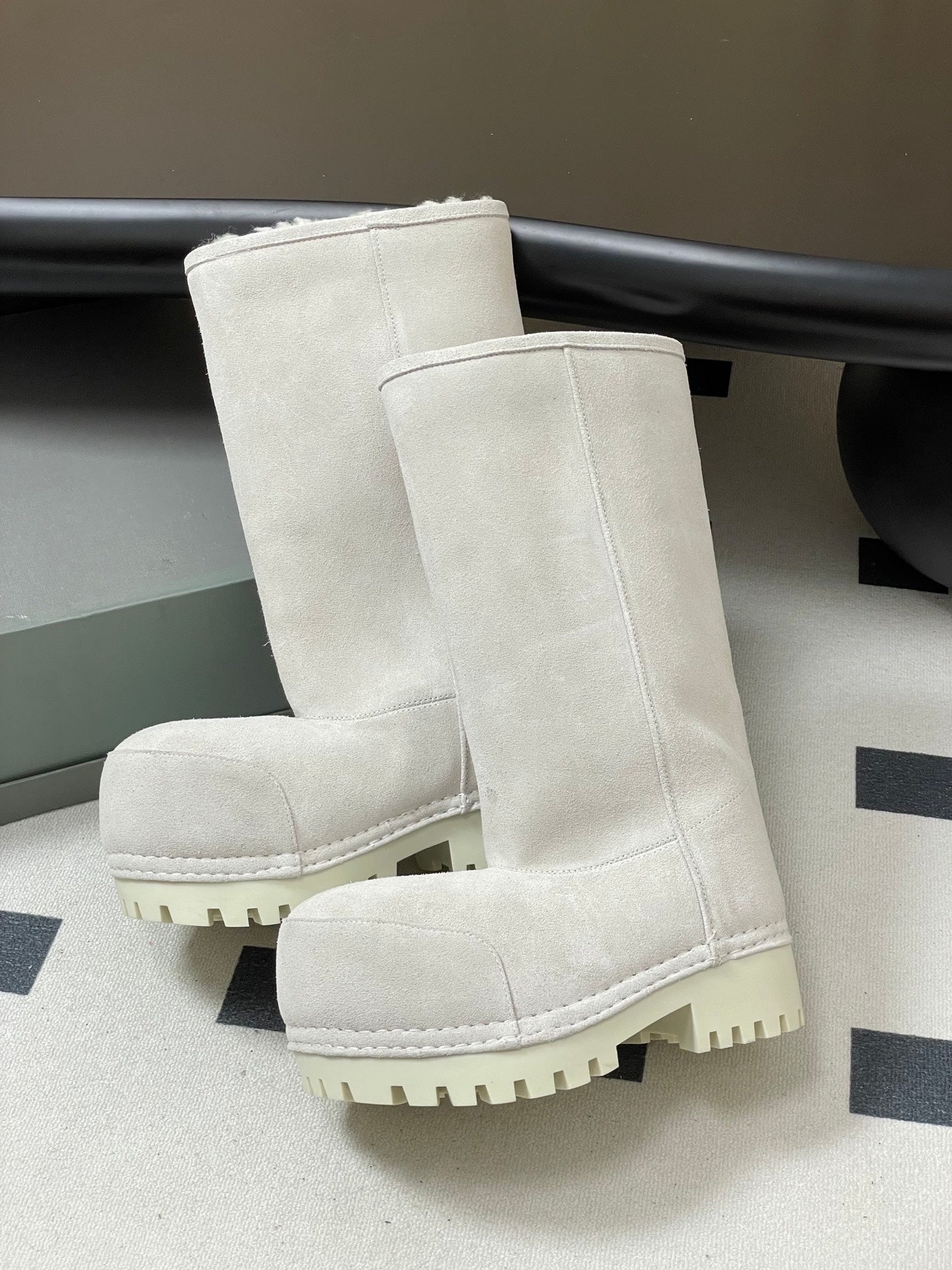 Balenciaga High Snow Boots White Suede 535032