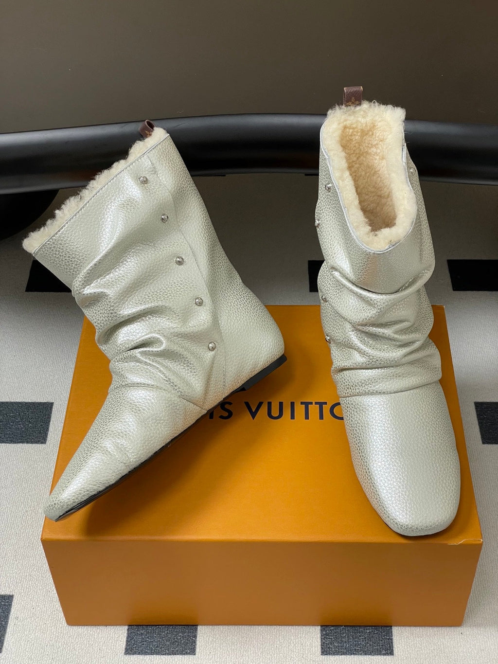 LV 25Fw Nomad Slip-on Ankle Boots Flat Silver Grain Leather Wool-lined 534593
