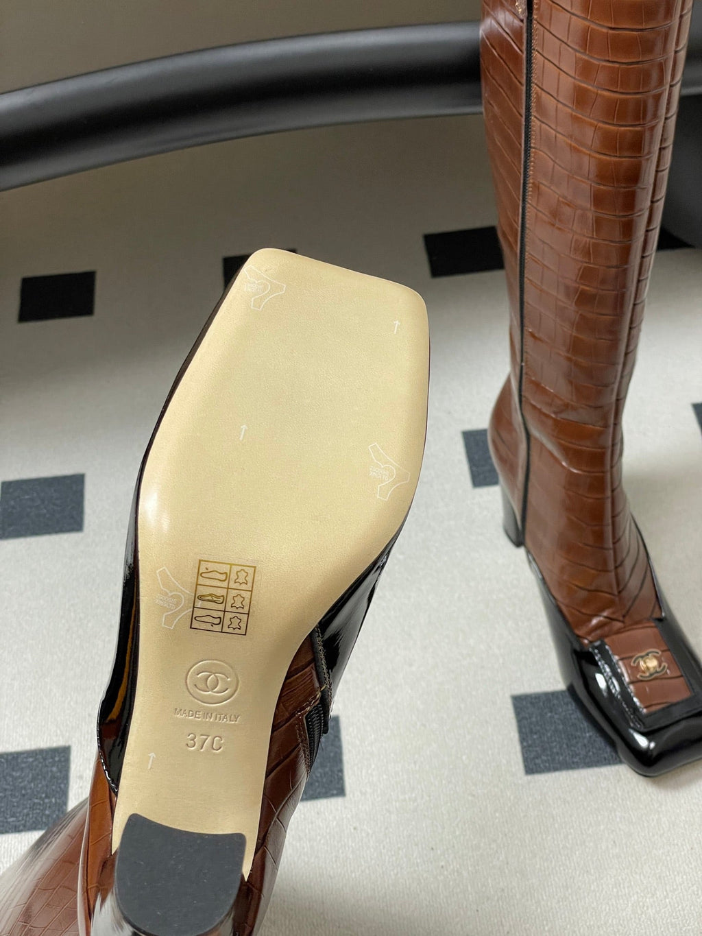 CC 26 Crocodile-embossed High Boot Black Brown Patent Leather 593110
