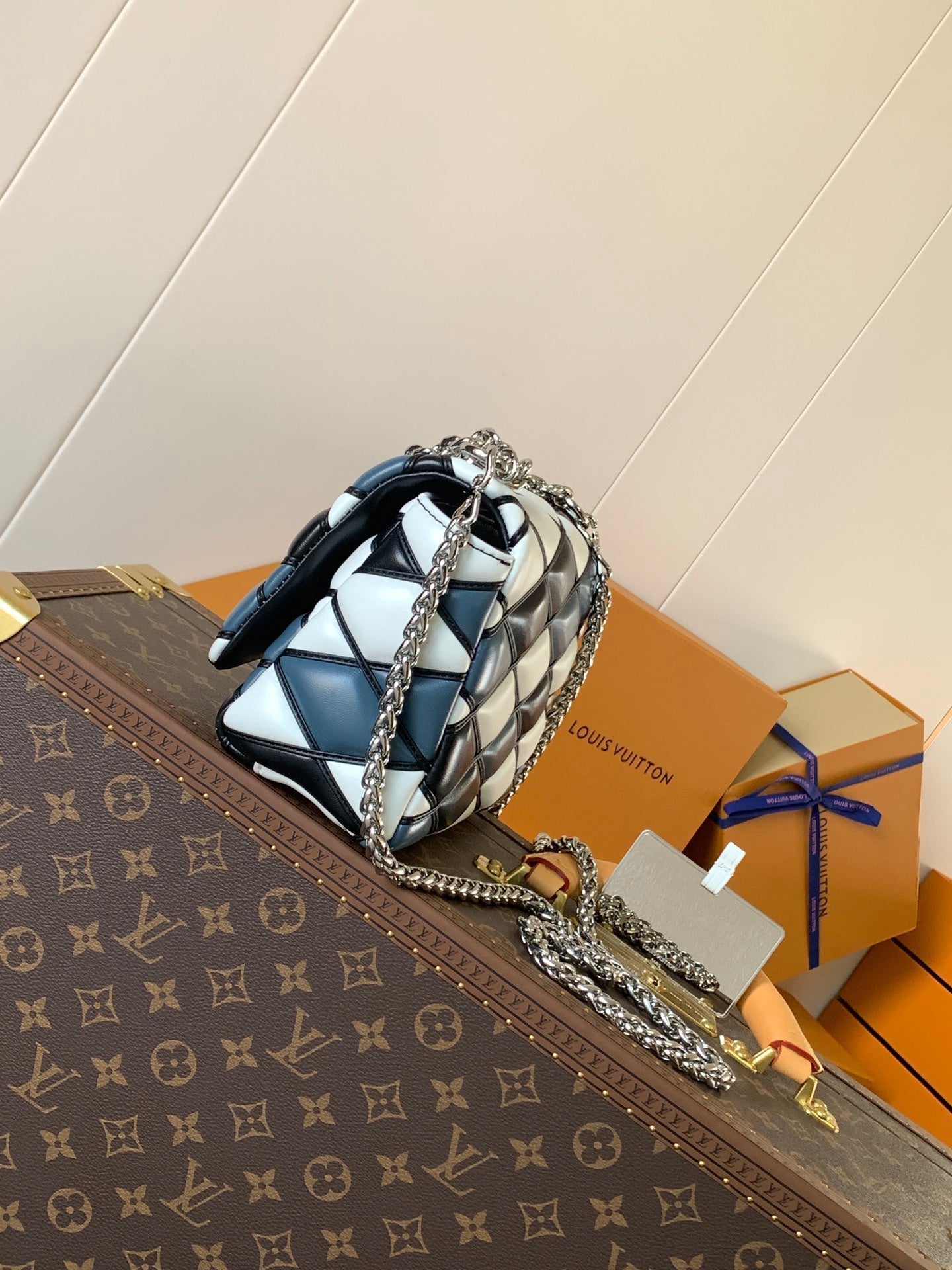 LV WOC Go-14 20cm White Black Blue Sheepskin Metal HW