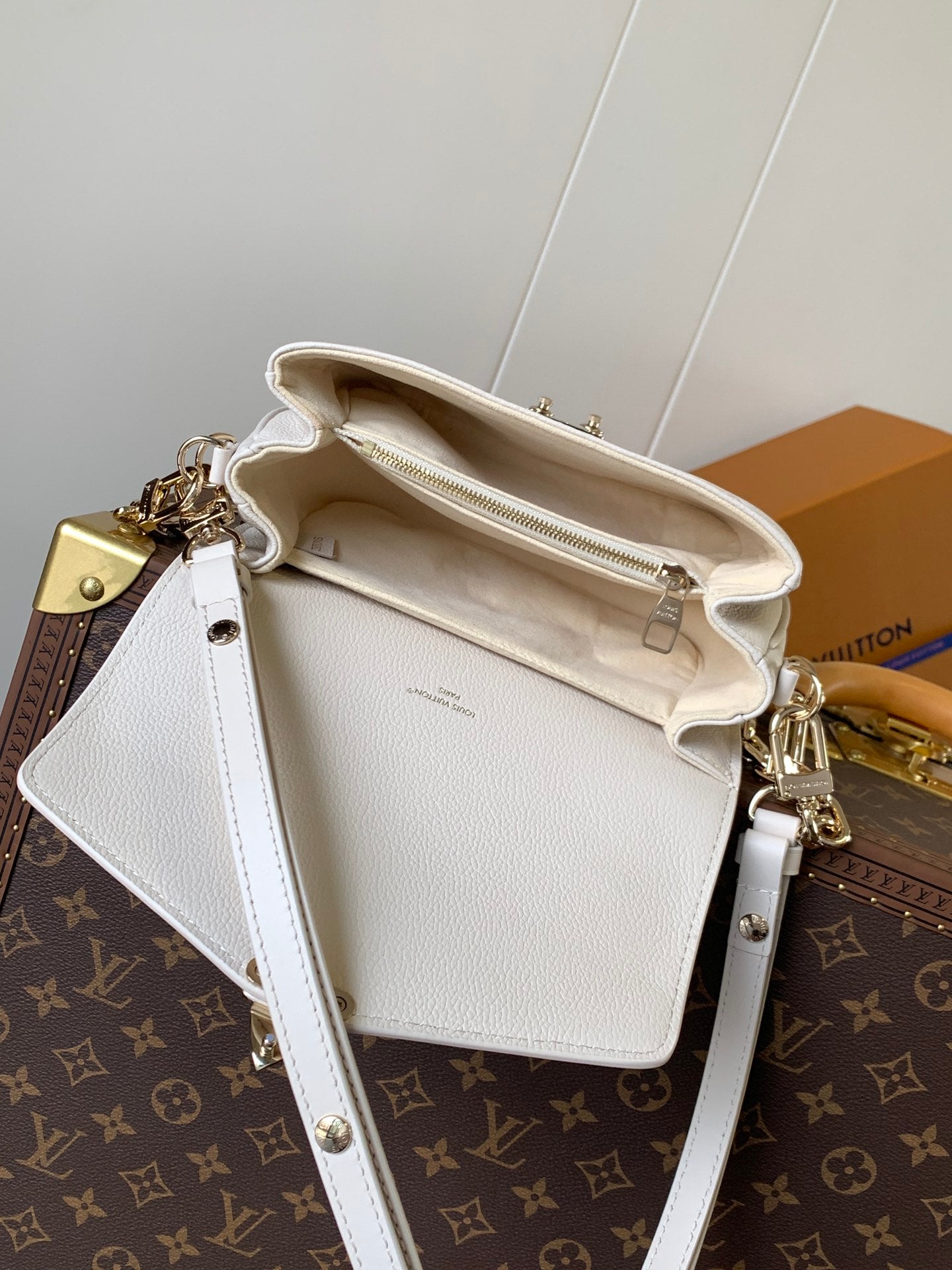 LV 25s Pochette Métis East West Dream Monogram Embossed Cowhide-Light GHW