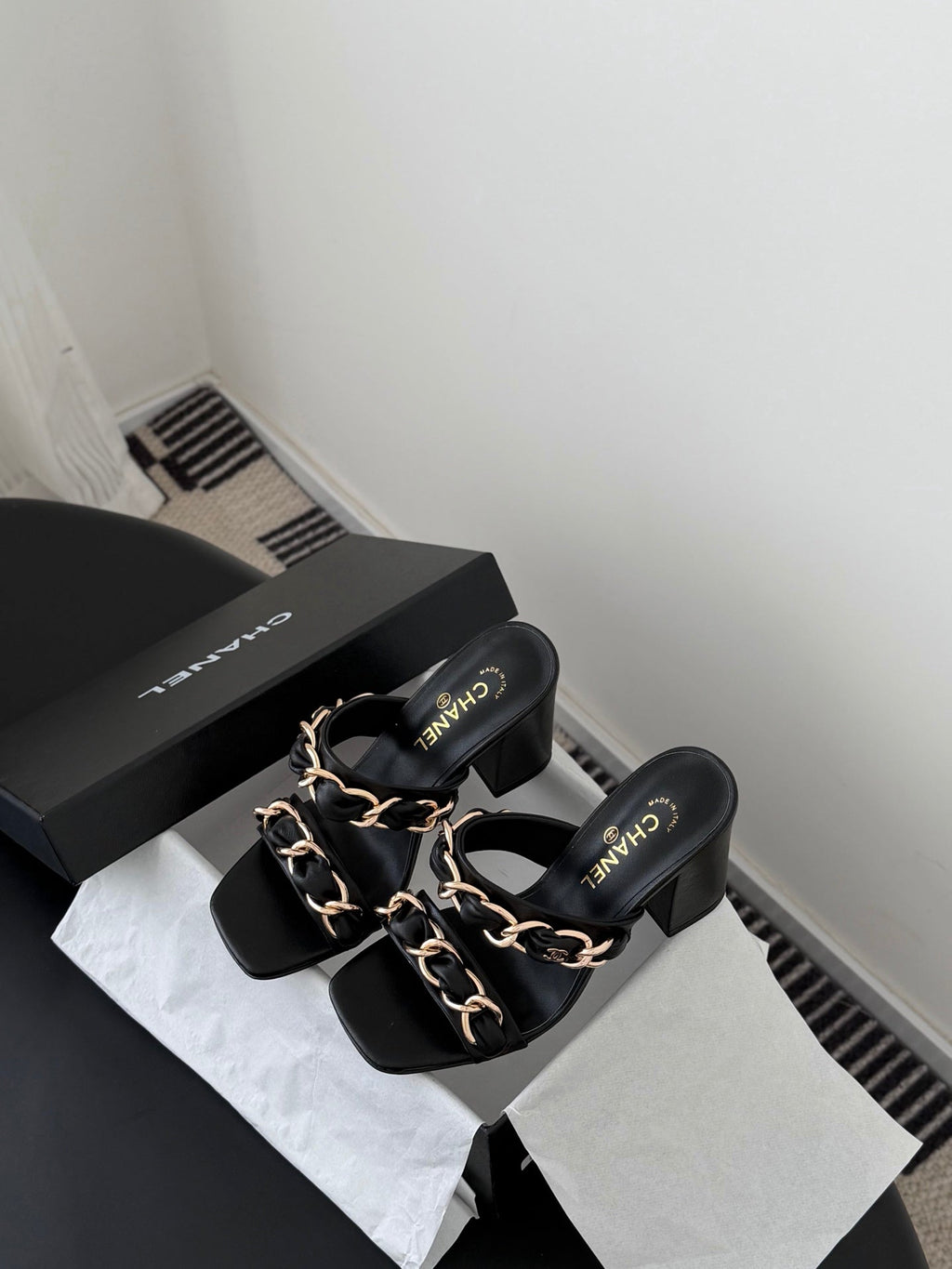 CC 26ss Chain Slippers Black Sheepskin 670304