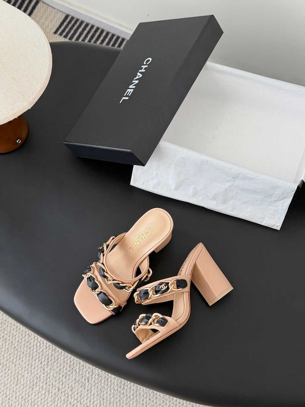 CC 26ss Chain Slippers Black Beige Sheepskin 670306