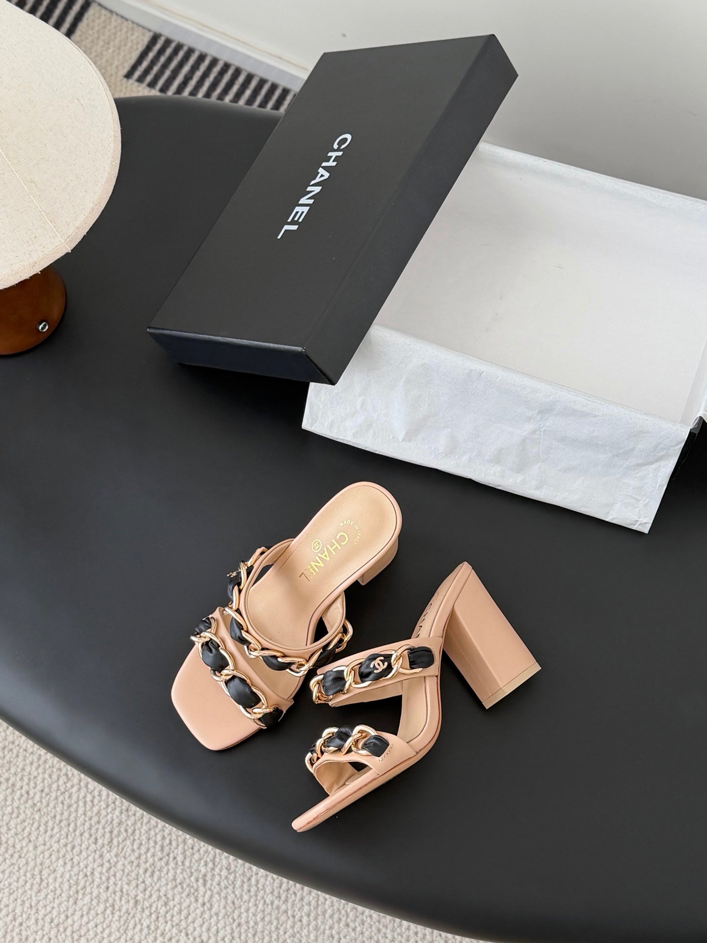 CC 26ss Chain Slippers Black Beige Sheepskin 670306